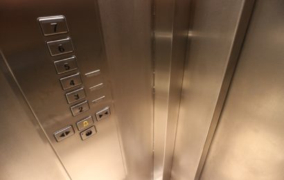 Verdächtig lang im Aufzug
