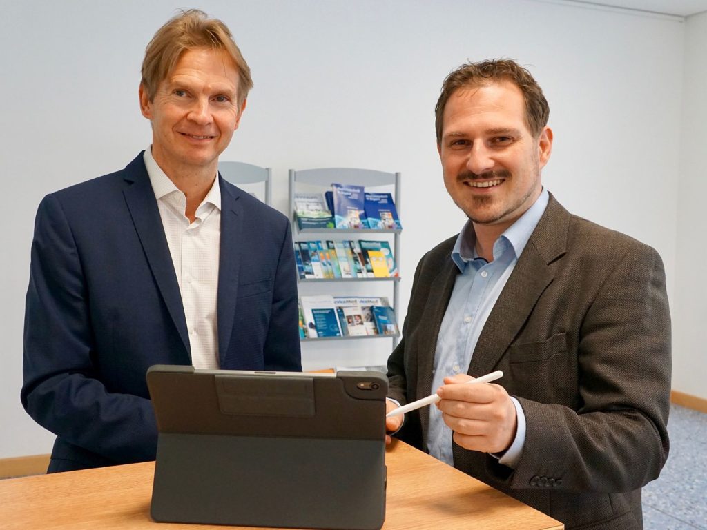 Prof. Dr. Ralf Ringler und Prof. Dr. Stefan Sesselmann entwickeln die digitalen Lehrangebote.     Foto:  Alexander Seidl / OTH Amberg-Weiden 