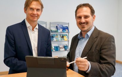 Prof. Dr. Ralf Ringler und Prof. Dr. Stefan Sesselmann entwickeln die digitalen Lehrangebote. Foto: Alexander Seidl / OTH Amberg-Weiden