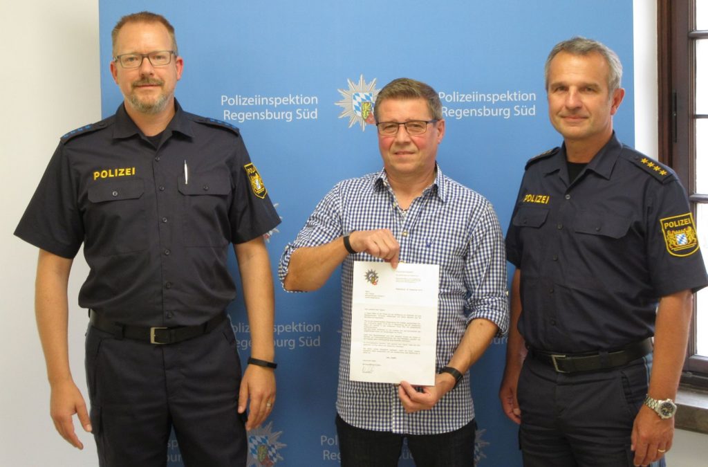 Von links nach rechts: PHM Markus Reitmeier, Herr Udo Tilgner, LPD Gerhard Roider Foto: Hirsch, PI Regensburg Süd