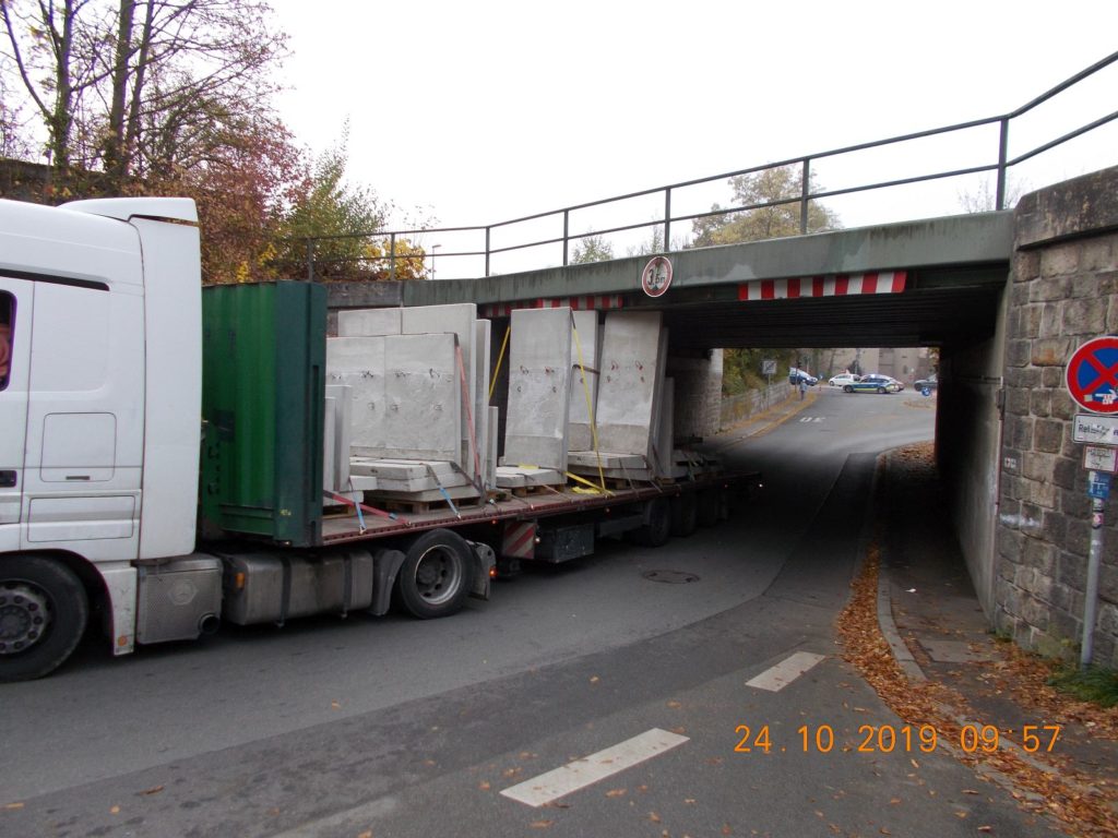 Der steckengebliebene LKW Bild: Polizei Amberg