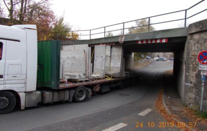 LKW bleibt in Unterführung Stecken