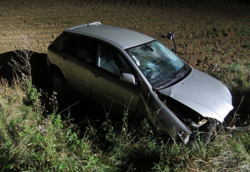 Pkw stürzte etwa 6 Meter tief in den Straßengraben