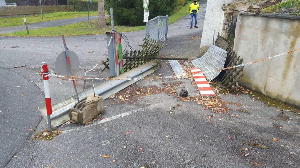 Mit dieser Straßensperre wollte der 93-Jährige den Nachbarn die Zufahrt zu ihrem Grundstück verbieten Foto: Polizei