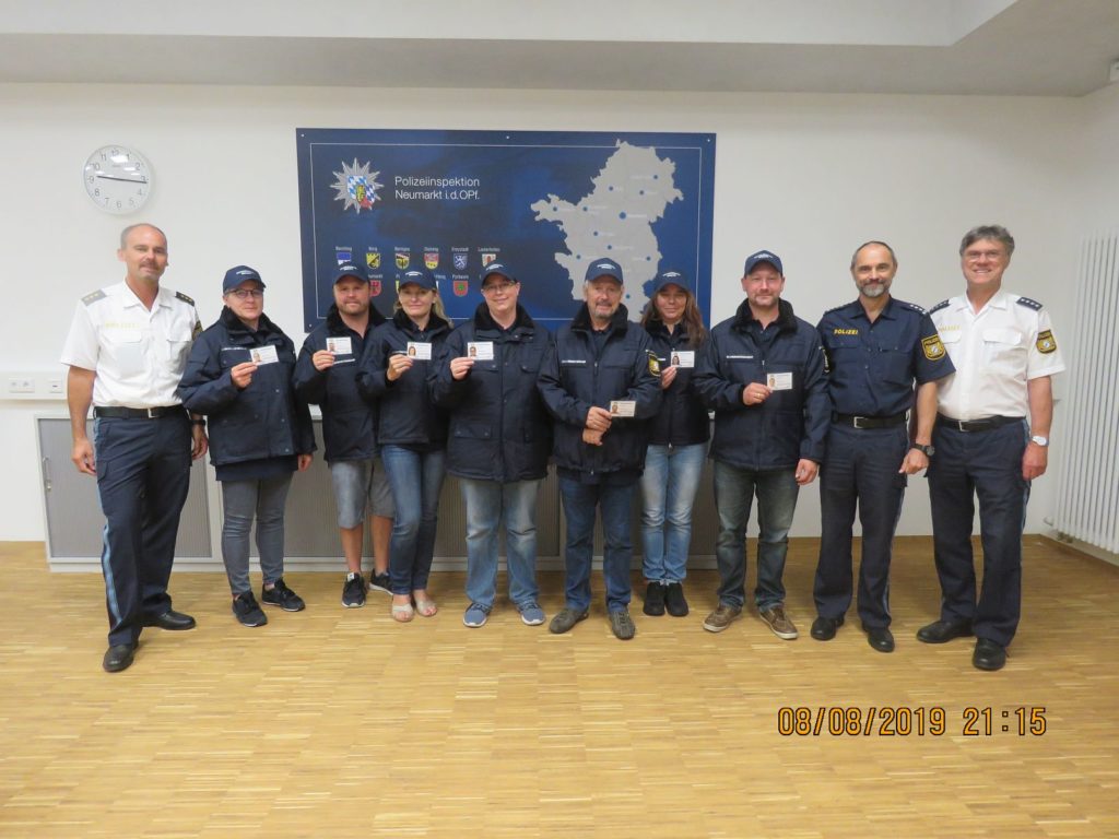 Von links nach rechts:  Polizeidirektor Michael Danninger, Walburga Daum, Marcus Hamacher, Regina Fürstenberg, Ulrike Bergmeir, Xaver Mayer, Claudia Schottner, Christoph Zacherl, Erster Polizeihauptkommissar Jörg Degenkolb, Polizeihauptkommissar Bernhard Kölbl. Foto: Dmitri Schreiber/Polizei Neumarkt