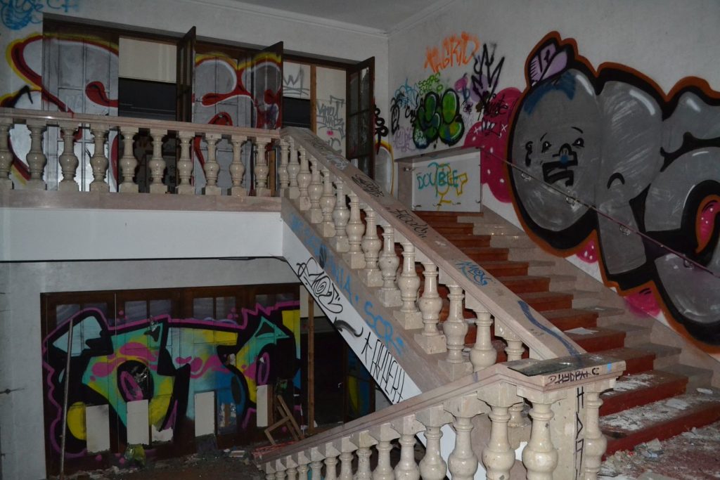 Leider findet man in verlassenen Gebäuden immer wieder Graffitis. Foto: GHTB