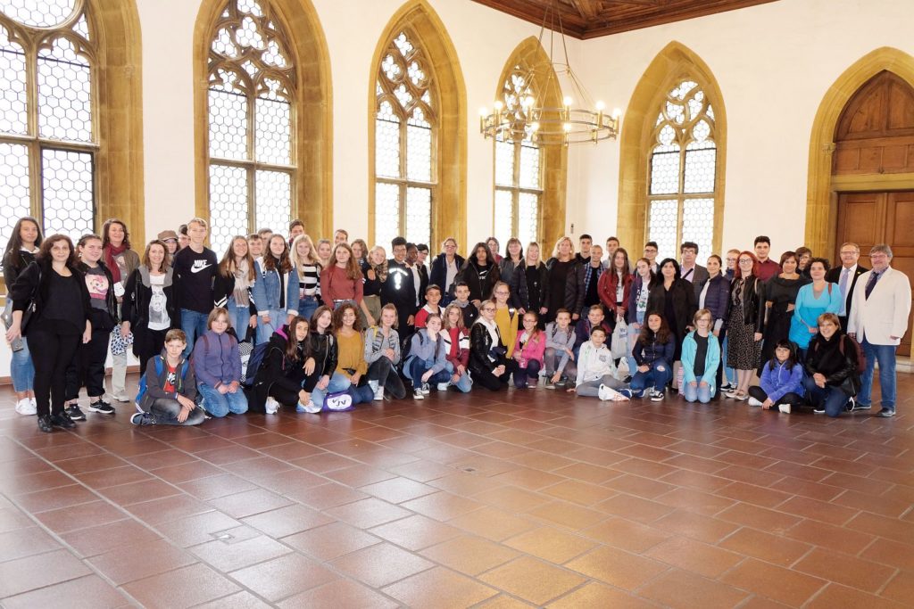 Die Teilnehmerinnen und Teilnehmer des Erasmus plus Projekttreffens mit dem Leiter des Gregor-Mendel-Gymnasiums Peter Welnhofer (rechts) und Bürgermeister Martin Preuß (2.v.r.). Foto: Susanne Schwab