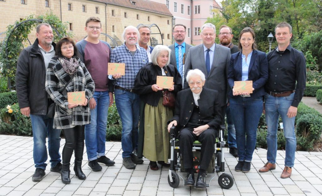 Verleihung der Grünen Hausnummer. Von links: Peter und Doris Bartek (Sulzbach-Rosenberg), Quirin Weidinger und Bernhard Krieger (Auerbach), Joachim Scheid (Klimaschutzkoordinator Landkreis Amberg-Sulzbach), Karin Wahrendorf-Binner (Schmidmühlen), Florian Junkes (Vorsitzender ZEN e.V.), Dr. Werner Binner (Schmidmühlen), Landrat Richard Reisinger, Benjamin Standecker (Vorstandschaft ZEN e.V.), Stefanie Lobenhofer und Harald Ernst (Theuern) Foto: Christine Hollederer