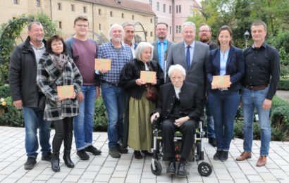 Verleihung der Grünen Hausnummer. Von links: Peter und Doris Bartek (Sulzbach-Rosenberg), Quirin Weidinger und Bernhard Krieger (Auerbach), Joachim Scheid (Klimaschutzkoordinator Landkreis Amberg-Sulzbach), Karin Wahrendorf-Binner (Schmidmühlen), Florian Junkes (Vorsitzender ZEN e.V.), Dr. Werner Binner (Schmidmühlen), Landrat Richard Reisinger, Benjamin Standecker (Vorstandschaft ZEN e.V.), Stefanie Lobenhofer und Harald Ernst (Theuern) Foto: Christine Hollederer