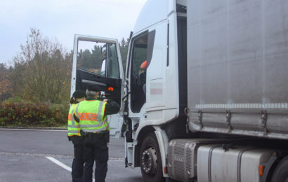 Lkw-Fahrer unter Alkoholeinfluss verursacht Verkehrsunfall