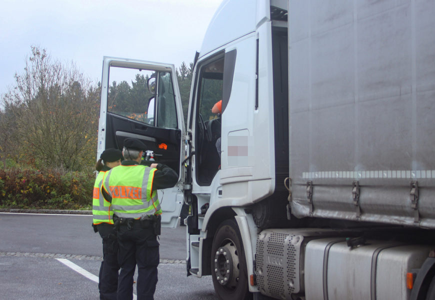 Nicht verkehrssicherer Sattelzug abgeschleppt