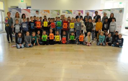 Kinderrechte anschaulich und leicht verständlich verpackt Roll-up-Ausstellung macht Station an der Grundschule Hahnbach