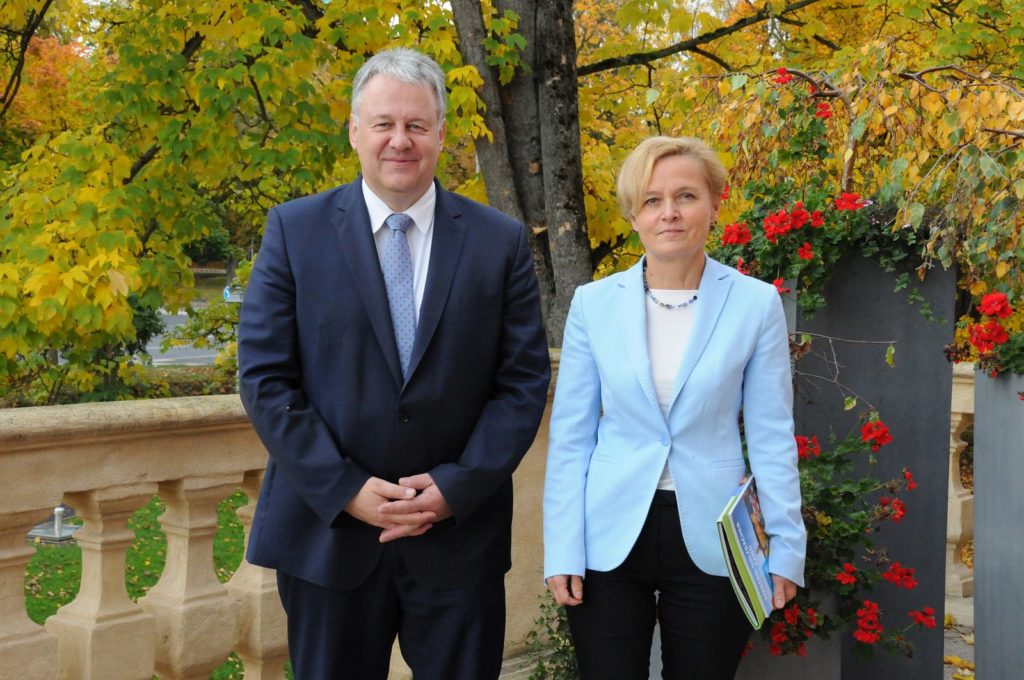 v.li.: Landrat Richard Reisinger, Mathilde Eichhammer Foto: Christine Hollederer