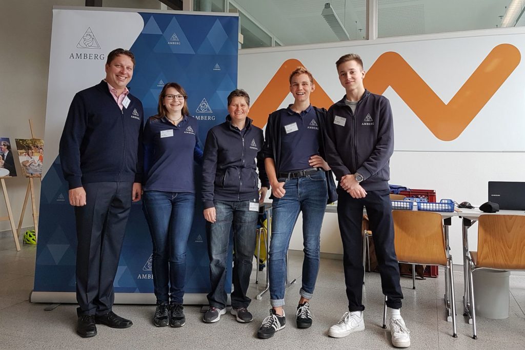 Bildbeschreibung  (von links): Amtsleiter Martin Schafbauer, Lisa Falk,  Sachgebietsleiterin Andrea Schlosser, Simon Ströll und Azubi Nico  Wenzel. Foto © Schlosser