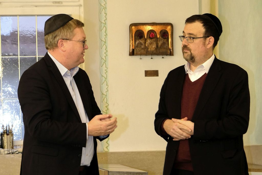 Oberbürgermeister Michael Cerny bei Rabbiner Elias Dray in der Synagoge Amberg Foto: Susanne Schwab