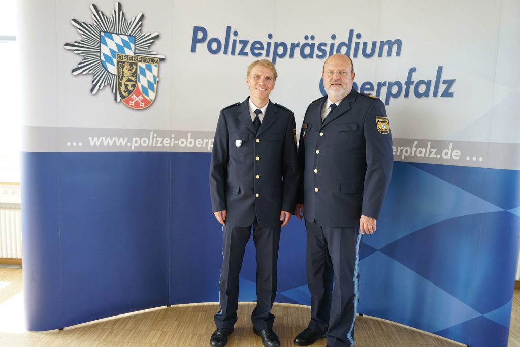 Das Bild zeigt Klaus Haberkorn (li.) bei der feierlichen Übergabe der Ernennungsurkunde zum Polizeikommissar durch den Polizeipräsidenten des Polizeipräsidiums Oberpfalz, Herrn PP Zink.