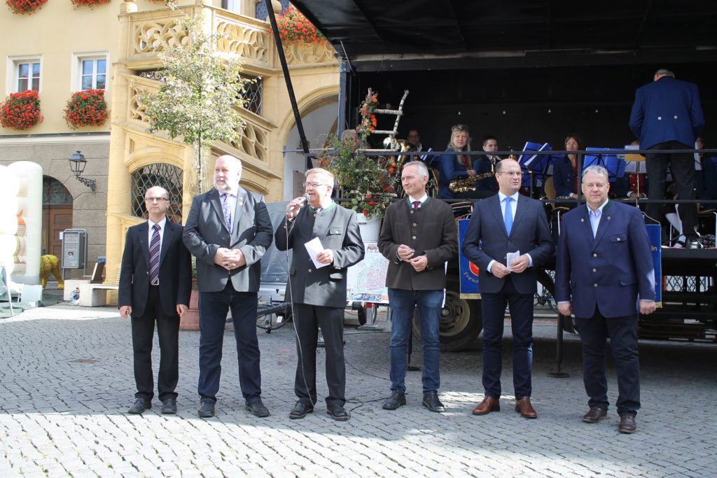 Eröffnung des Regionlamarktes mit Landrat Richard Reisinger, Finanz- und Heimatminister Albert Füracker, Landtagsabgeordneten Dr. Harald Schwartz, 2. Bürgermeister Martin Preuß sowie Werner Stein und Horst Bauer vom Nordbayerischen Musikbund (v.re.) Foto: Maria Regensburger, Landkreis Amberg-Sulzbach