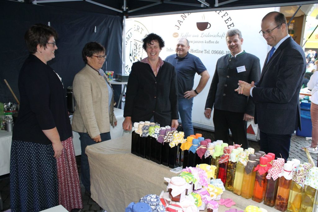 Heimatminister Albert Füracker bei seinem Rundgang über den Genuss & Heimat-Markt