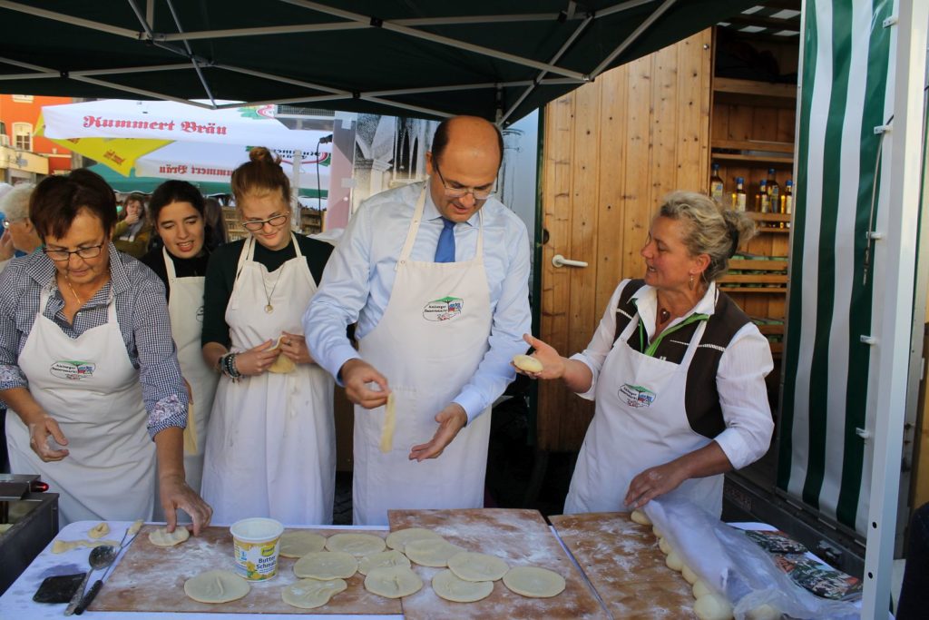 Heimatminister Albert Füracker durfte sein Talent beweisen und mit Angelika Hüttner (re.) sein eigenes Küchl backen Foto: Maria Regensburger, Landkreis Amberg-Sulzbach