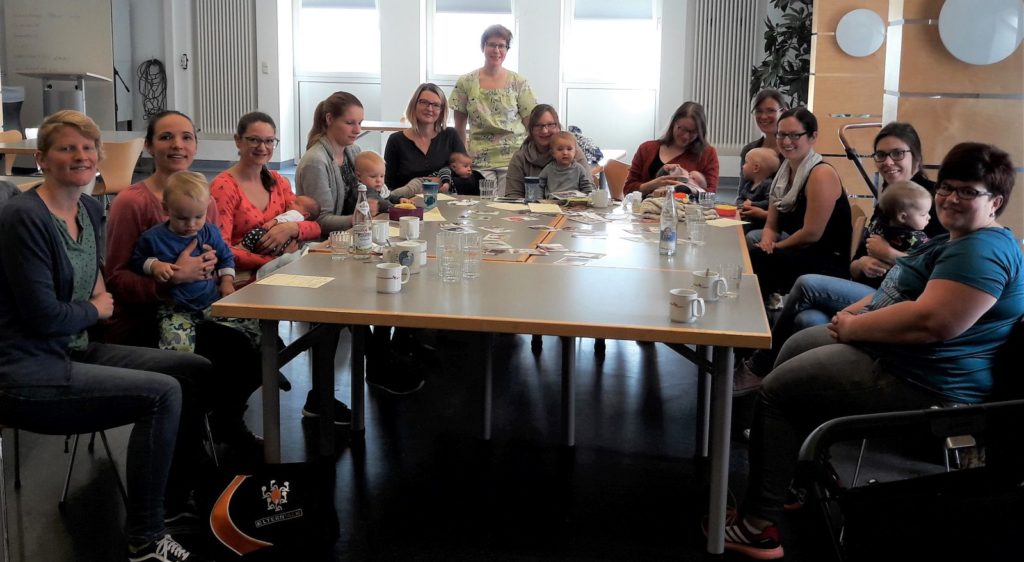 Wo drückt jungen Eltern der Schuh? Beim ELTERNTALK im Stillcafé können sich junge Mütter, aber auch junge Väter immer montags austauschen. Foto: Anita Kinscher, Kommunale Jugendarbeit Amberg-Sulzbach