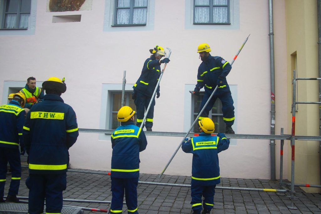 Auch die Jugend des THW Amberg durfte am Hochwassersteg mitbauen Foto: Pressedienst Wagner