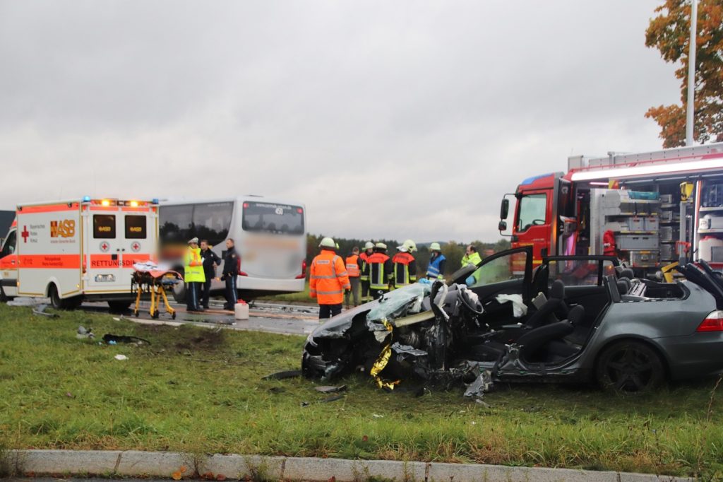 Der Fahrer des BMW wurde schwerst verletzt mit dem Rettungshubschrauber ins  Klinikum Nürnberg geflogen Foto: Pressedienst S&J Aktuell