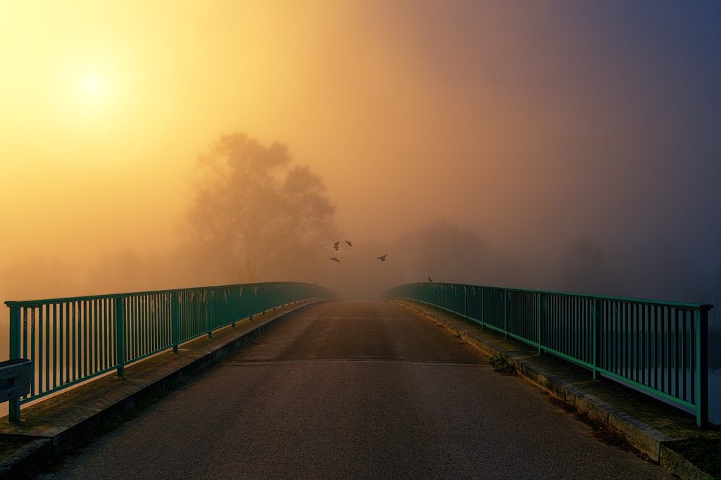 Symbolbild: Brücke im Nebel