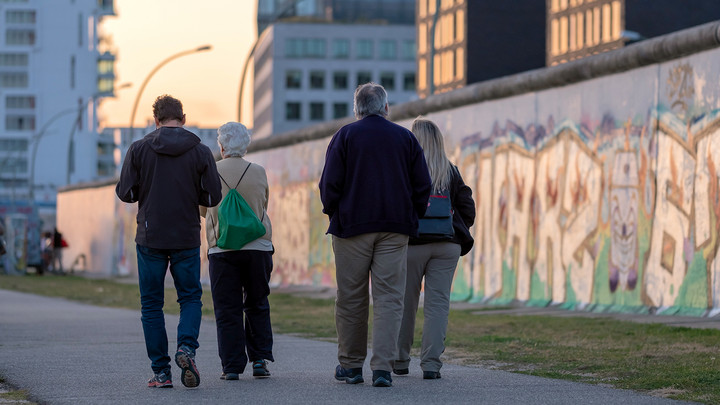 "Post von drüben – Von grenzenloser Freundschaft": Zwei befreundete Paare spazieren entlang der East-Side-Gallery in Berlin Mitte. Copyright: ZDF/Sven Kino 