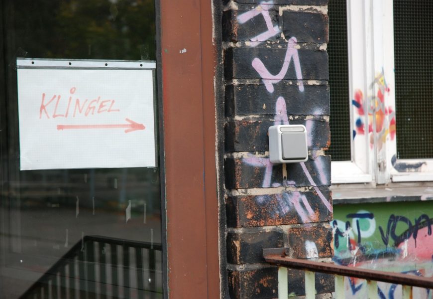 Betrüger an der Haustür beobachtet