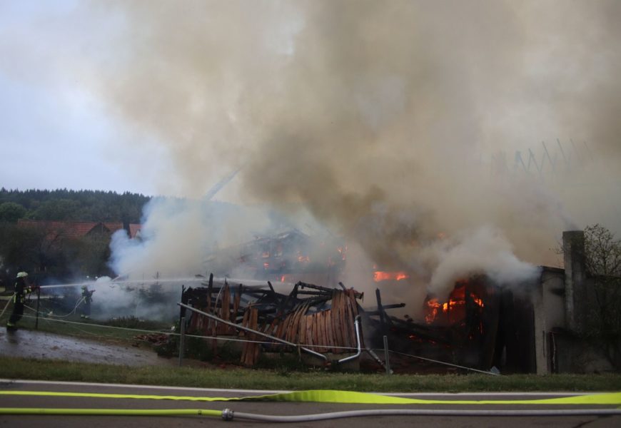 Landwirtschaftliches Anwesen niedergebrannt – drei leicht verletzte Personen, mehrere Tiere verendet – Ursache unbekannt