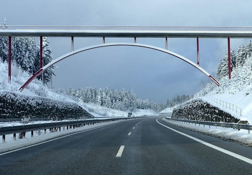 Symbolbild: Autobahnbrücke im Winter