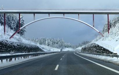 Symbolbild: Autobahnbrücke im Winter