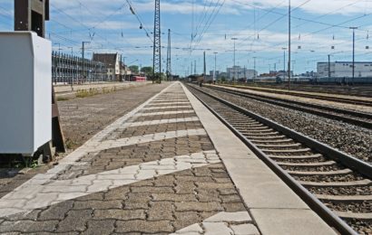 Randalierer auf den Bahngleisen