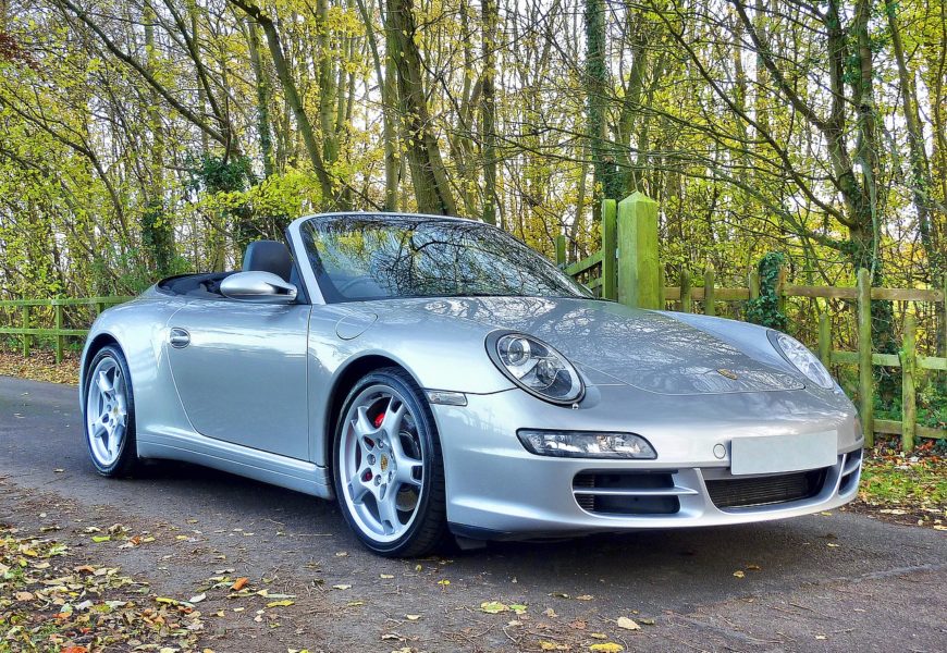 Porschefahrer überholt Zivilstreife der VPI Weiden auf der Autobahn rechts