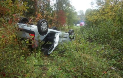 Auto kommt von Straße ab und überschlägt sich