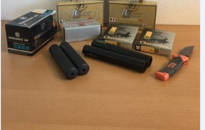 Sichergestellte Munition, Schalldämpfer, Einhandmesser Foto: Bundeszollverwaltung