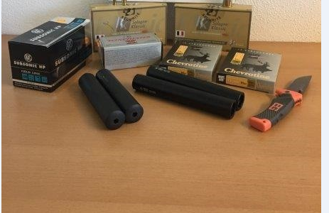 Sichergestellte Munition, Schalldämpfer, Einhandmesser Foto: Bundeszollverwaltung