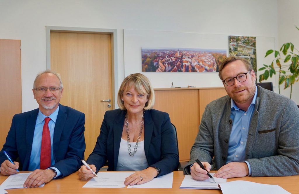 Prof. Dr. Magnus Jaeger, Präsidentin Prof. Dr. Andrea Klug und Christian Schmidt unterzeichnen den Kooperationsvertrag.   