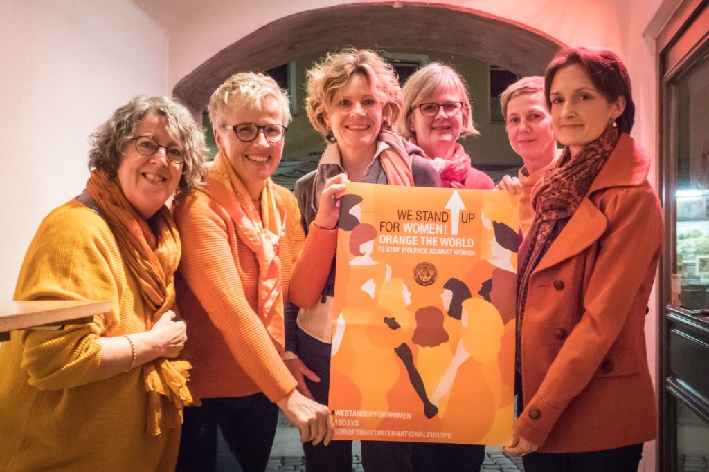 Von  links nach rechts die Soroptimistinnen Susan Batten-Seidl, Beate  Mastel, Michaela Beha, Sigrid Nordhus-Hantke, Helga Sichelstiel und  Präsidentin Beáta Zaremba.(©Susan Batten-Seidl)