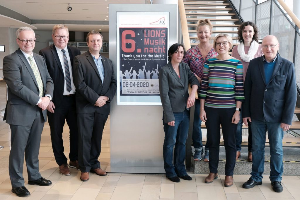 Sie machten Lust auf das "Gänsehautfeeling", das die Besucher sicherlich auch bei der 6. Lions-Musiknacht erwartet (v.l.n.r.): Kulturreferent Dr. Fabian Kern, Oberbürgermeister Michael Cerny, Lios-Präsident Andreas Herrmann, Barbara Cosima Frey vom Kulturamt der Stadt Amberg sowie die Schulchorleiter Michaela Treese, Christine Uhle, Anja Onasch und Franz Hanauska. Foto: Susanne Schwab