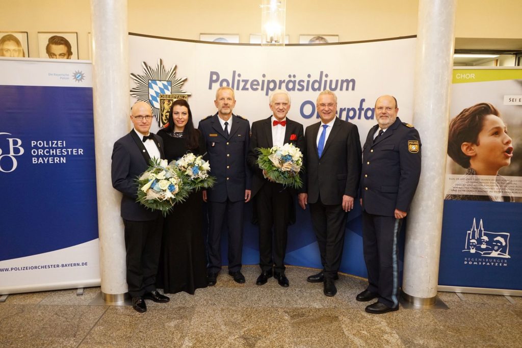 v.r. PP Zink, Innnminister Herrmann, Prof. Mösenbichler, PVP Schöniger, Solistin Kerstin Turnheim, Moderator Peter Seufert Foto: Tobias Weingärtner