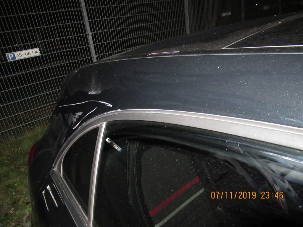 Durch die Bahnschranke wurde das Auto erheblich beschädigt Foto: Polizei