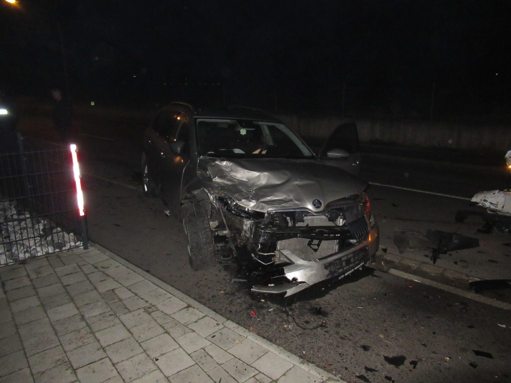 geparkter und beschädigter Skoda Foto: PI Amberg