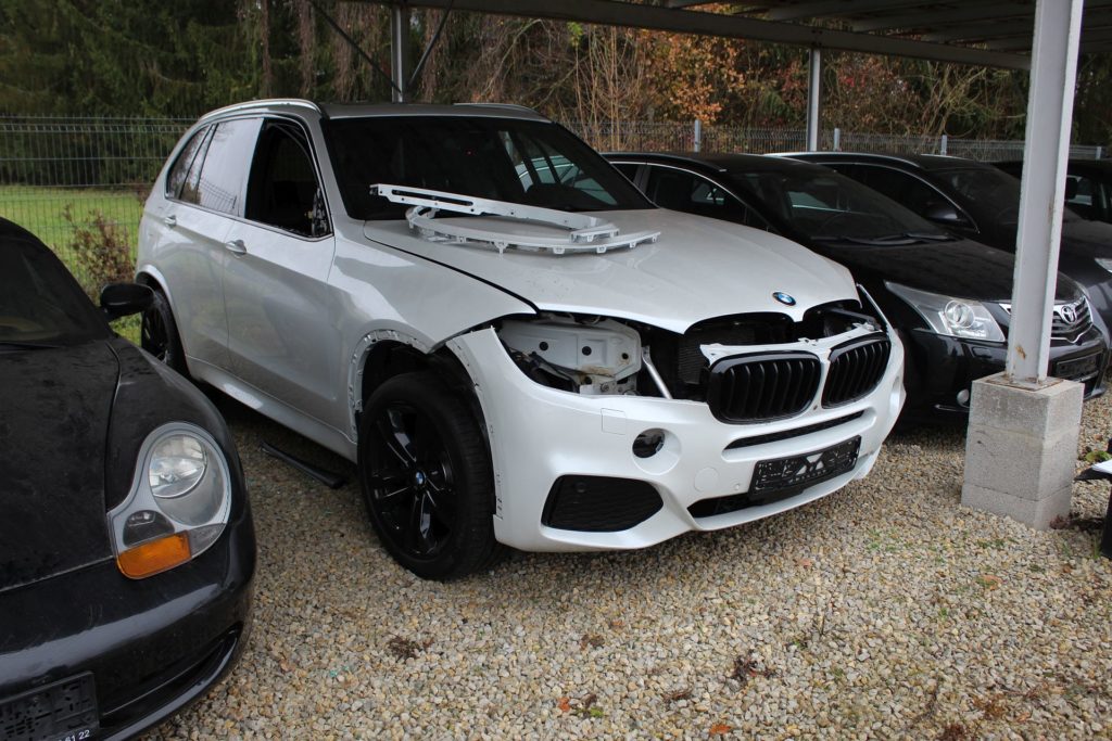 Diverse Einzelteile wurden vom BMW abgebaut Foto: Polizei