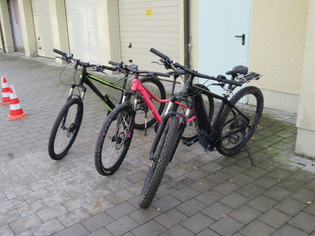 In Waidhaus wurden diese Fahrräder sichergestelllt. Foto: Polizei