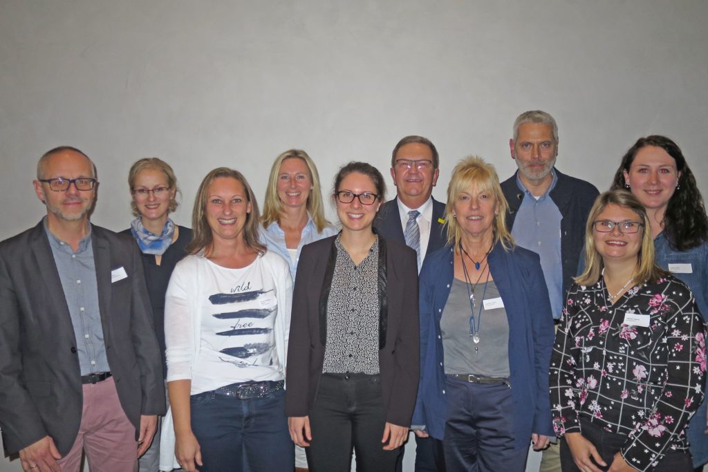 Bildbeschreibung  (von links): Thomas Boss (Leiter Stadtjugendamt), Carolin Kopp (KoKi  Landkreis), Marion Donner-Schafbauer, Katrin Wassner (beide KoKi Stadt),  Referentin Lisa Walz,  Bürgermeister Martin Preuß, Carola Hummel (KoKi Stadt), Sabrina  Gebhard, Laura Seidel (beide KoKi Landkreis). Foto © Nadine Lopez-Diaz