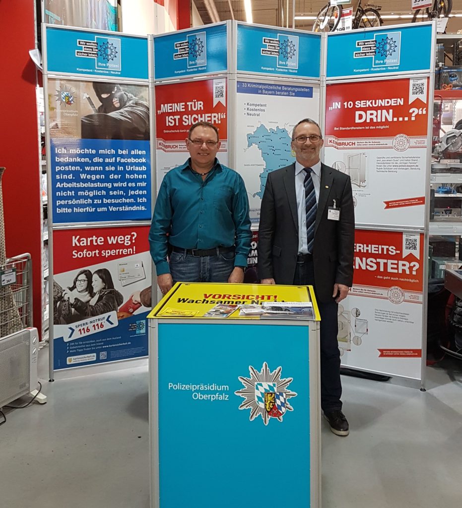 Bildunterschrift: POK Thomas Eichinger und PHK Ludwig Gradl an ihrem Info-Stand Foto: PI Regenstauf