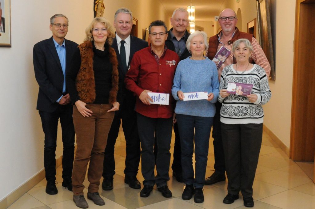 v.li.: Dr. Roland Brey, Irene Hug (beide Gesundheitsamt Amberg-Sulzbach), Landrat Richard Reisinger, Klaus Walberer, Jürgen  Stein, Eva-Maria Däubler, Bernhard Herbst, Rita Munder Foto: Christine Hollederer