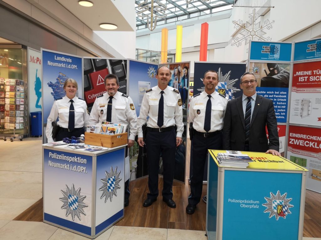 Infostand der Neumarkter Polizei am Freitag (Fotograf: Ferstl St.) 