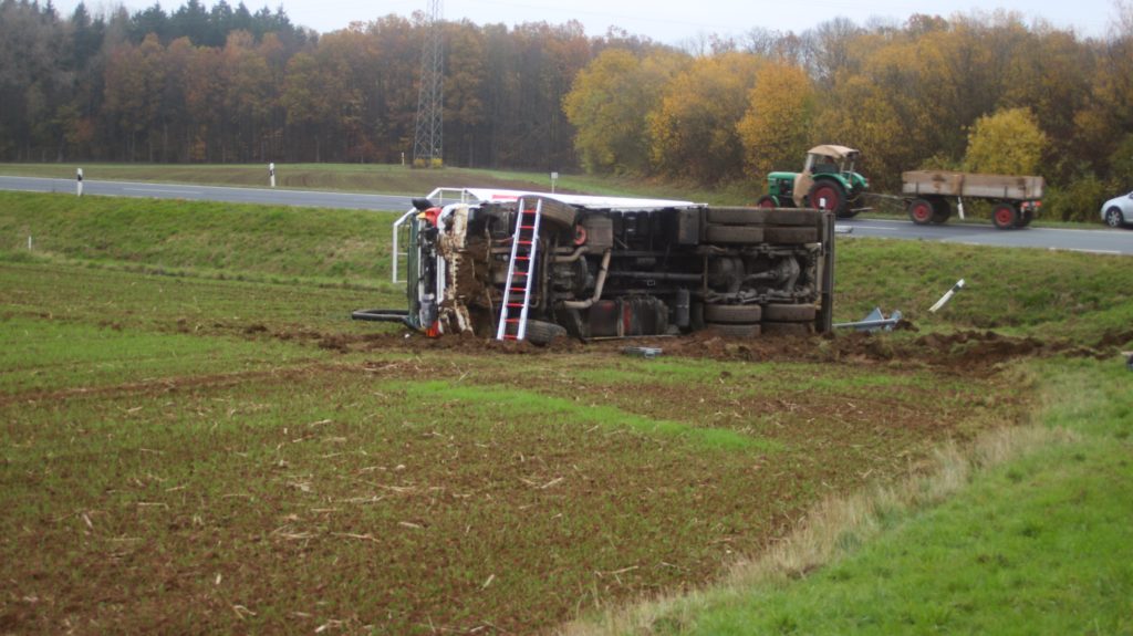 Der LKW landete in einem angrenzenden Acker und blieb auf der Seite liegen Foto: Pressedienst Wagner